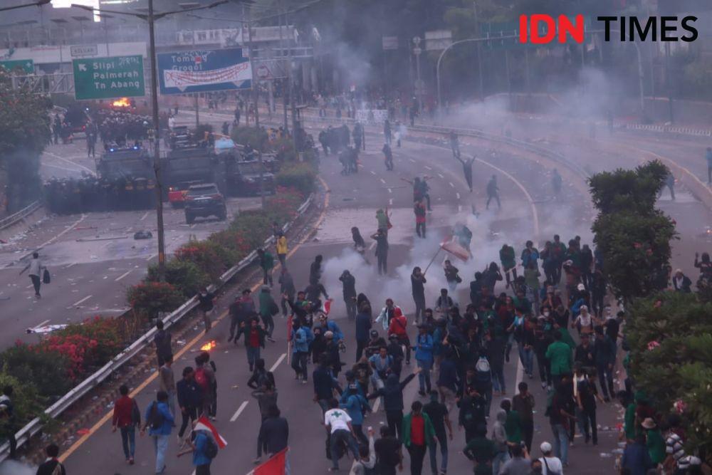 [FOTO] 15 Potret Kericuhan Demonstrasi di Gedung DPR