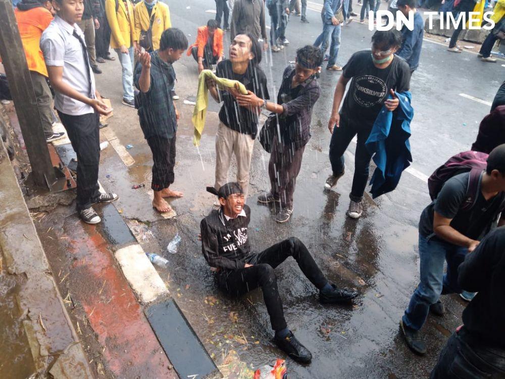 Ditembaki Gas Air Mata, Mahasiswa Lemas Hingga Minta Air