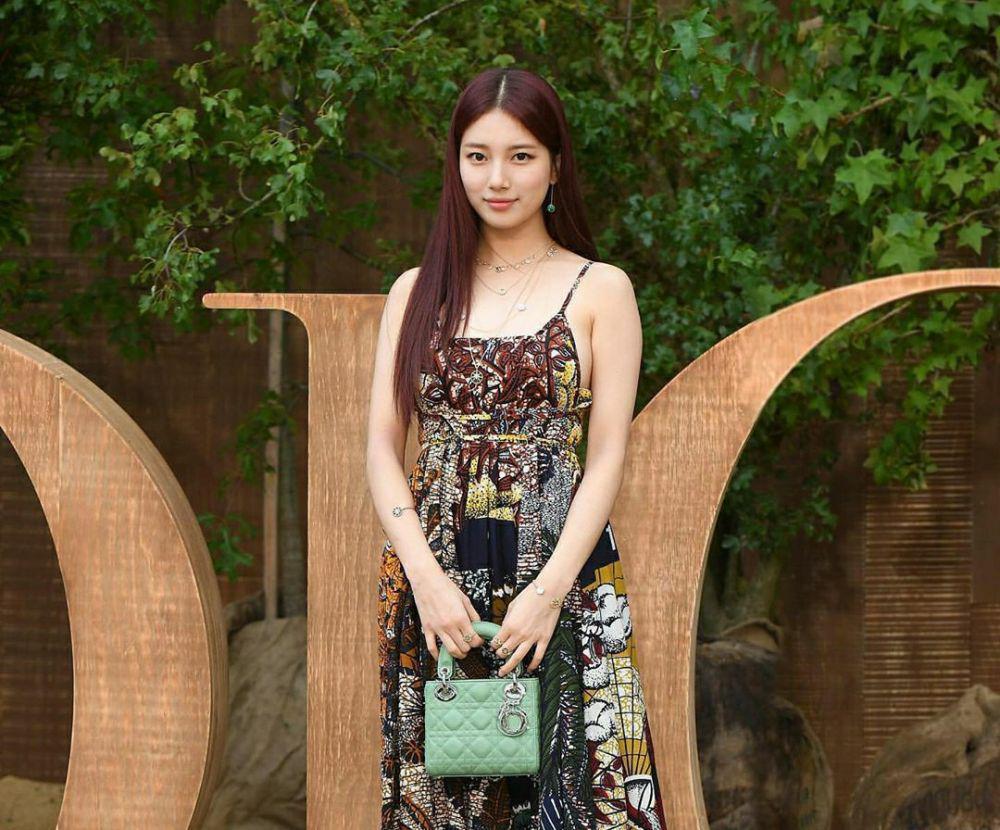 Pakai Gaun Mirip Batik, Ini 9 Pesona Suzy Hadiri Paris Fashion Week