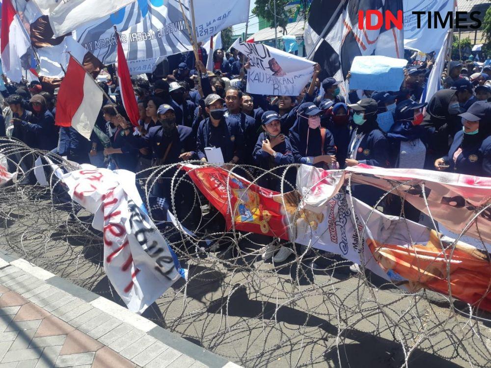Massa "Surabaya Menggugat" Jebol Pagar Berduri DPRD Jatim