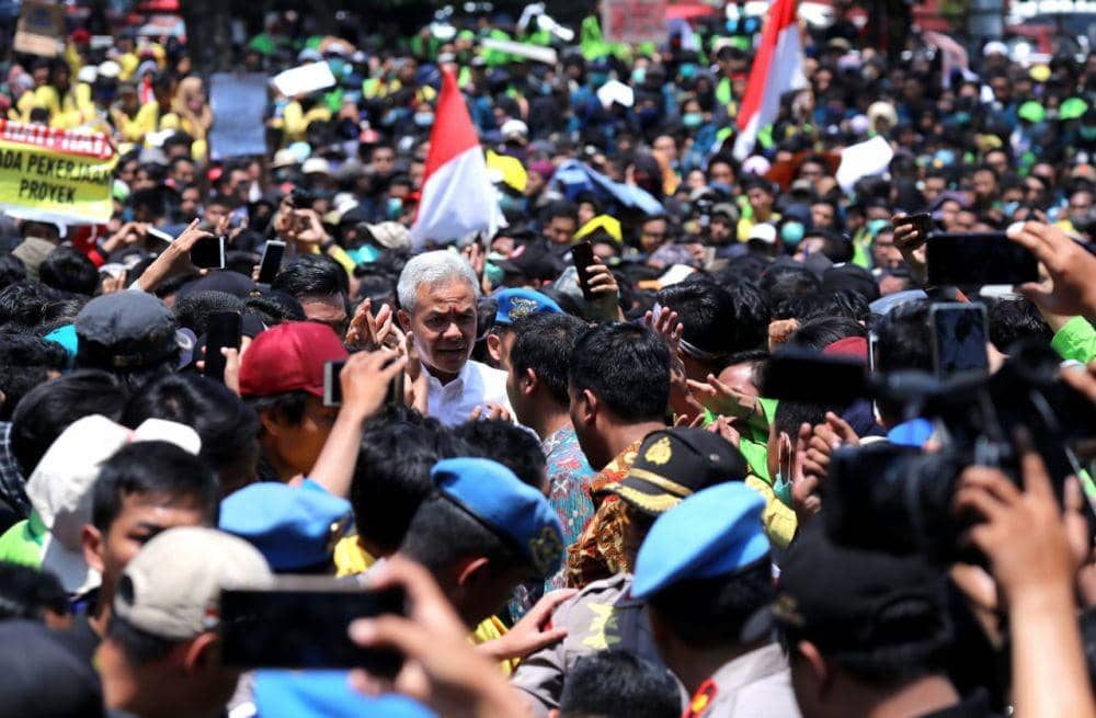 [FOTO] Aksi Ganjar Pranowo Temui Mahasiswa saat Demo di Semarang