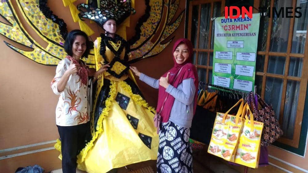 Sampah Plastik Disulap Para Ibu Rumah Tangga Jadi Pakaian Karnaval