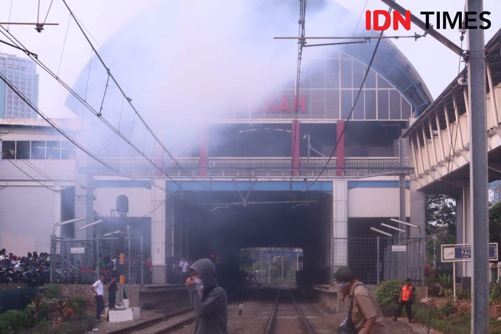 Dikepung Gas Air Mata, Penumpang KRL Terjebak di Stasiun Palmerah