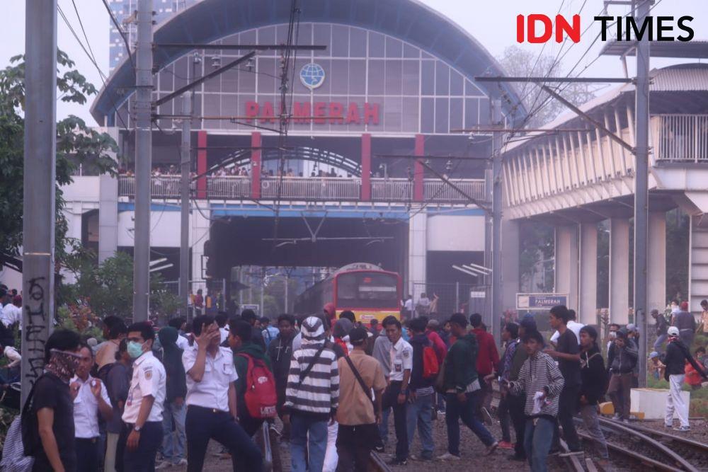 Bentrok Pelajar Vs Polisi, Belasan Penumpang KRL Jadi Korban