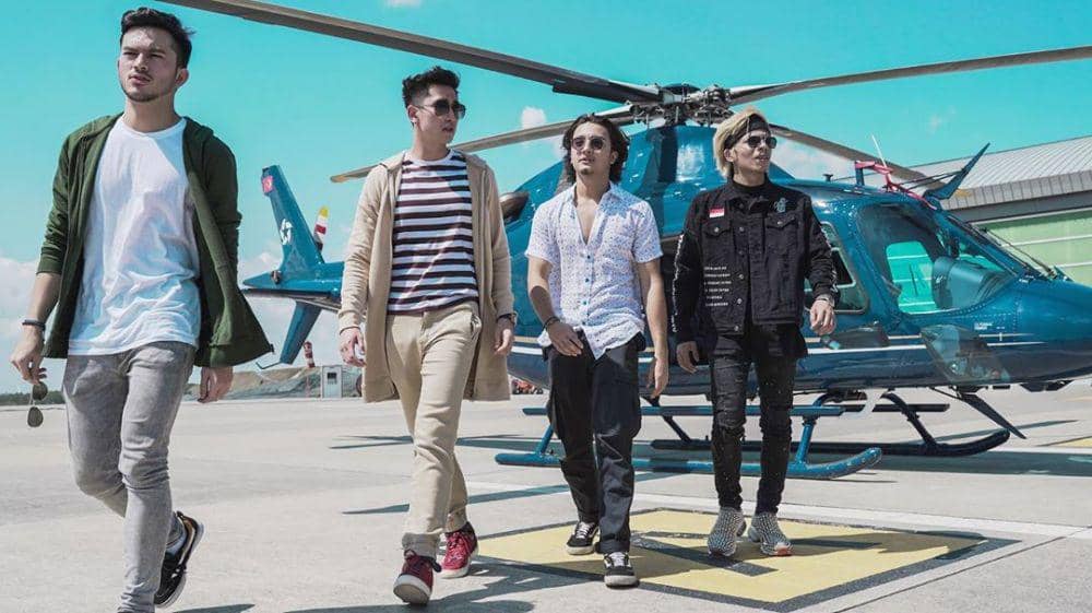 20 Gaya Artis Indonesia Jalan-jalan Naik Helikopter, Mewah Abis!