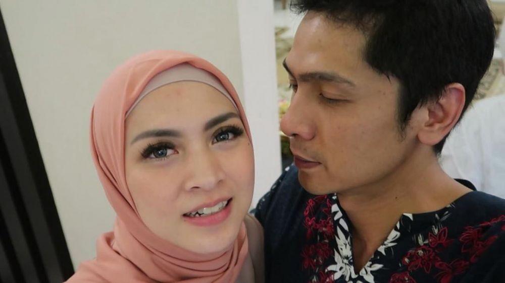 Lima Tahun Menikah, 10 Potret Mesra Donita & Adi Nugroho Bak Pacaran