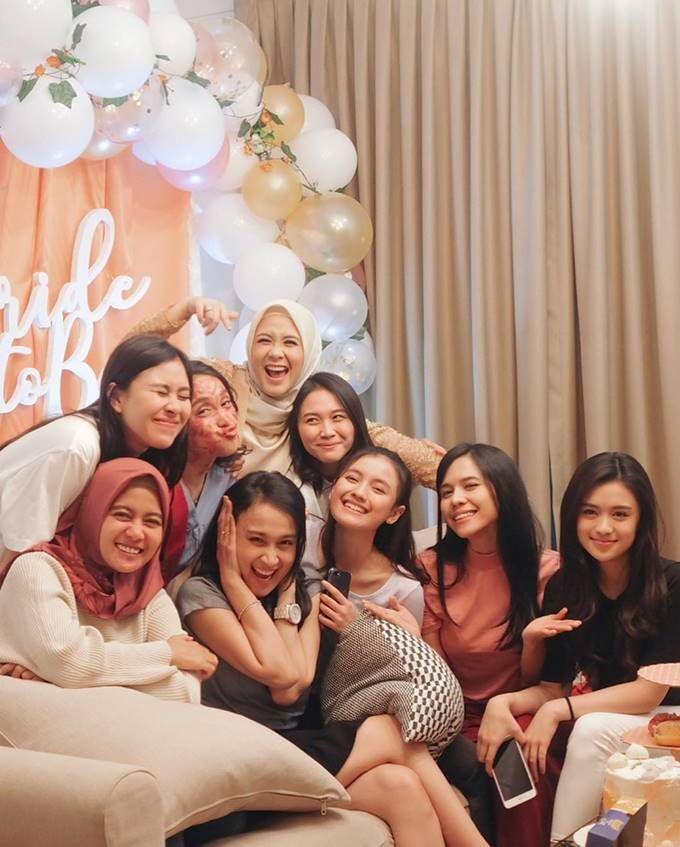 10 Momen Kejutan Bridal Shower Anjani Dina 'Bu Yola" Dunia Terbalik