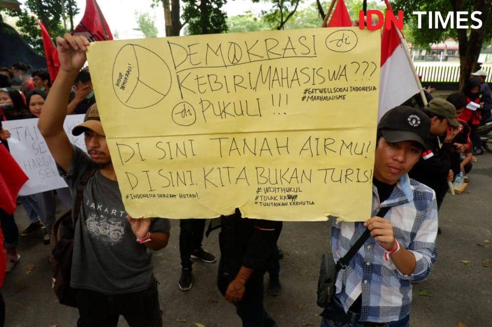 Ricuh DPRD Sumut, GMNI Tak Terima Sekretariatnya Diserang Polisi