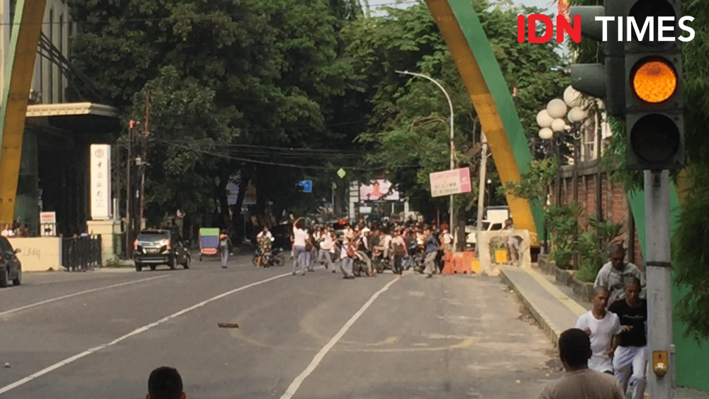 Dilempari Batu, Polisi Letuskan Tembakan Bubarkan Konvoi Pelajar