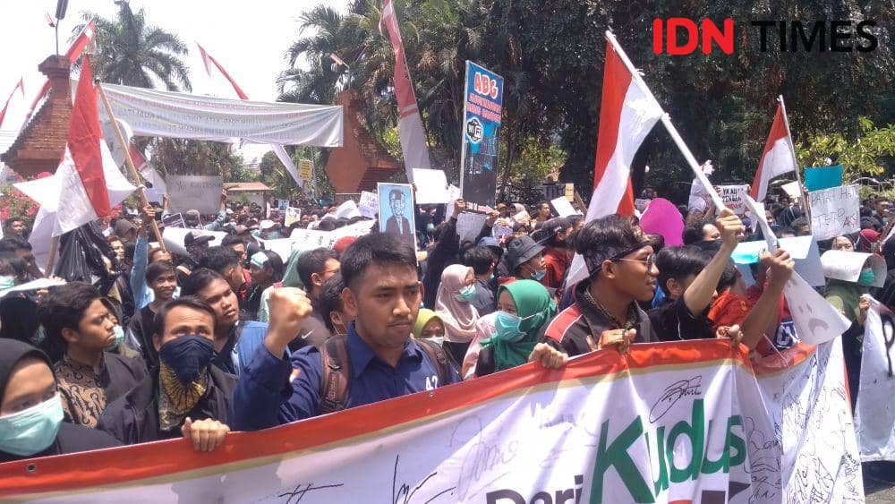 Blokir Jalan, Mahasiswa Kudus Aksi Minta Evaluasi UU KPK dan RKUHP