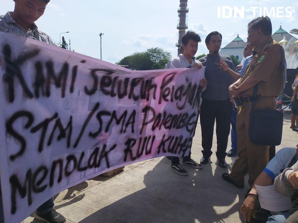 [FOTO] Ini Potret Aksi Pelajar di Palembang yang Digagalkan Polisi