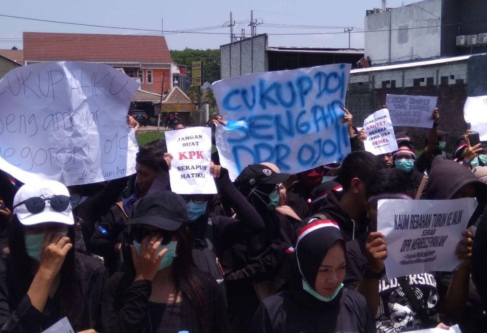 Massa Terlalu Banyak, Mahasiswa Madiun Pilih Bubarkan Diri