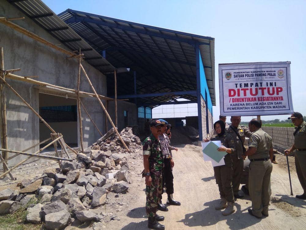 Satpol PP Kabupaten Madiun Segel Pembangunan Gudang Bibit Tanpa Izin