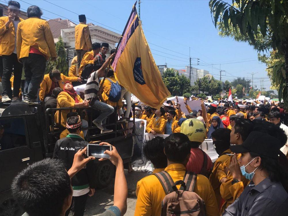Ratusan Mahasiswa Ancam Ruqyah Kantor DPRD Sumenep