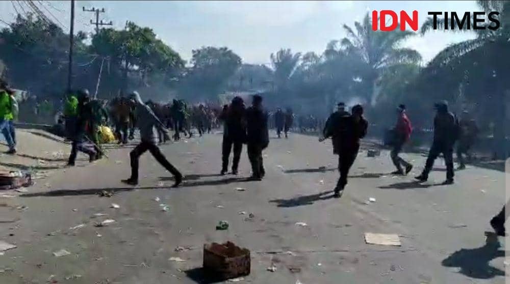 [Breaking] Demo di DPRD Kaltim Ricuh, Polisi Tembakkan Gas Air Mata
