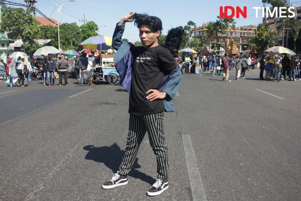 Pakai Sayap Bidadari, Ini Potret Mahasiswa Viral di Demo Surabaya
