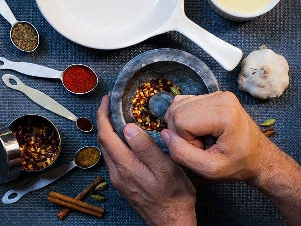 Gak Bikin Pegal, Ini 5 Tips Jitu Mengulek Menggunakan Cobek dan Ulekan