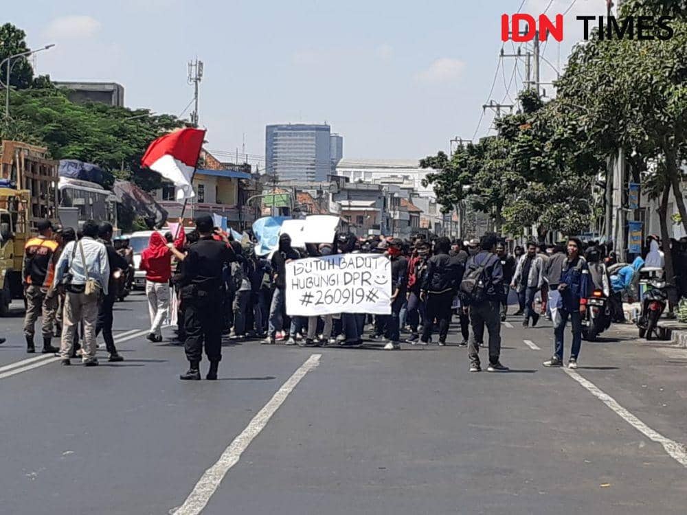 Gelombang Massa Aksi 'Surabaya Menggugat' Mulai Bergerak ke DPRD