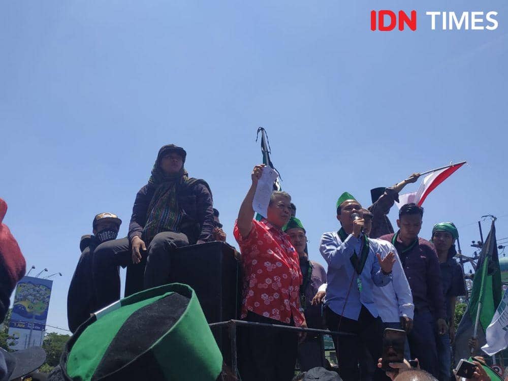 Tak Puas dengan Kesepakatan, Massa Sempat Lempari Gedung DPRD Jatim