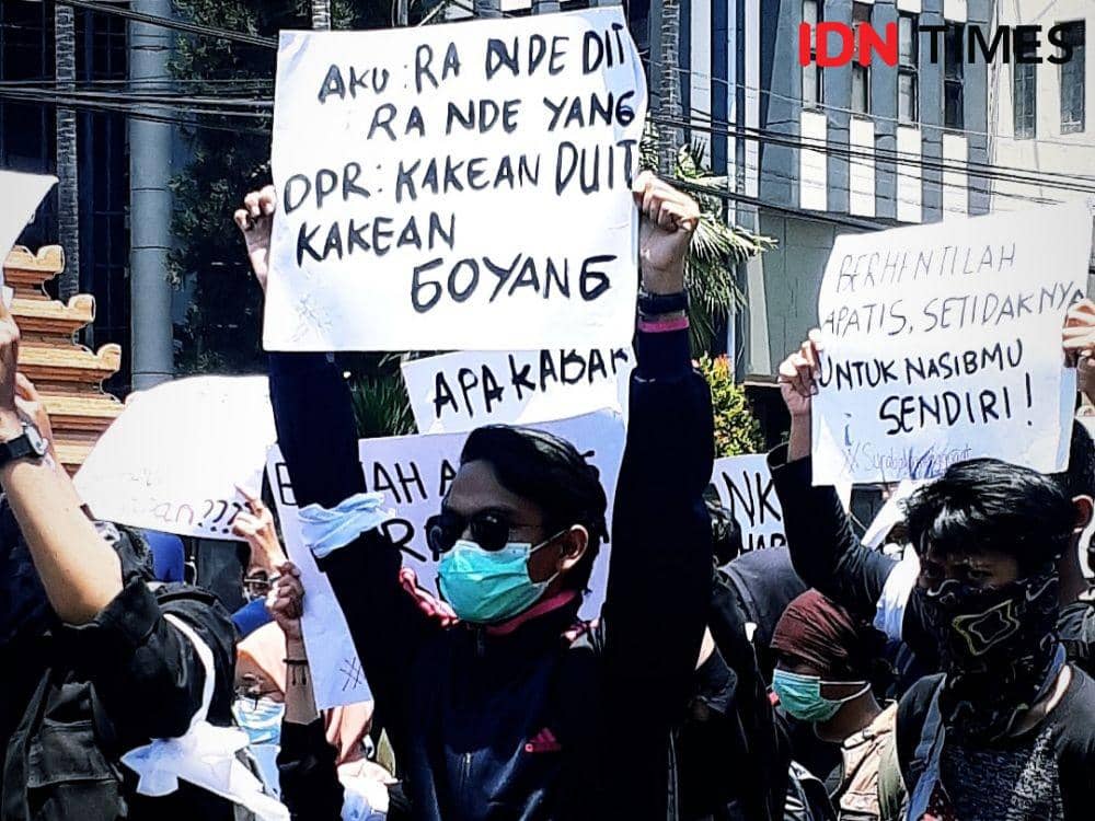 Demo Nyambi Curhat, 5 Foto Mahasiswa pada Aksi "Surabaya Menggugat"
