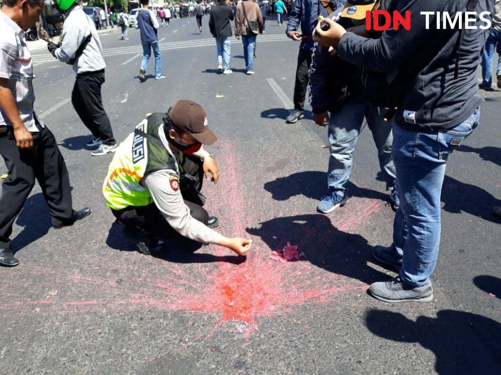 "Surabaya Menggugat", Sekelompok Remaja Lempar Molotov ke Polisi