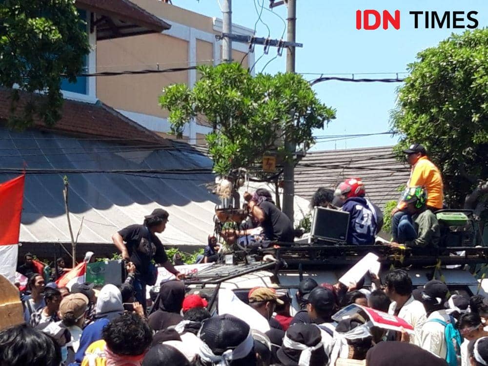 "Surabaya Menggugat", Ada Peserta Merapal Mantra di Depan Tengkorak