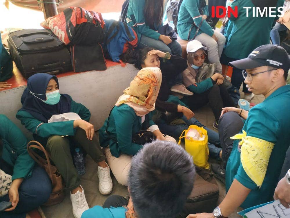 Kepanasan dan Dehidrasi, Peserta "Surabaya Menggugat" Bertumbangan