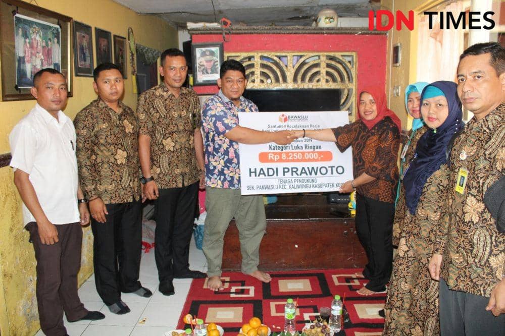 Bawaslu Jateng Serahkan Santunan Kecelakaan Kerja Untuk Panwaslu