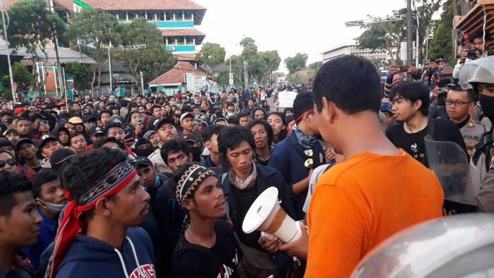Dua Rekannya Dilepas, Massa "Surabaya Menggugat" Mulai Bubar