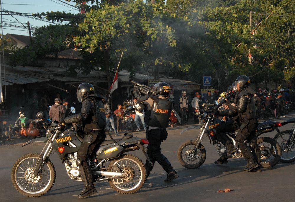 Polisi menembakkan gas air mata saat membubarkan paksa pengunjuk rasa di depan Kampus Universitas Hasanuddin Makassar, Sulawesi Selatan, Kamis (26/9) - ANTARA FOTO/Abriawan Abhe