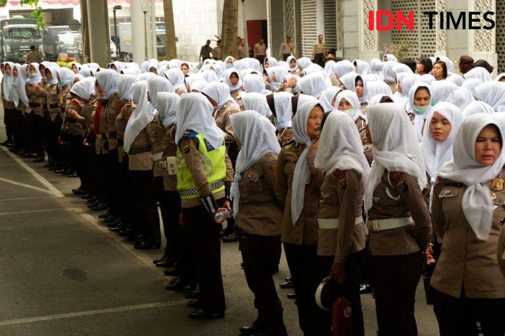 Polwan Berhijab Putih Kawal Demo DPRD Sumut, Dadang: Putih Itu Ikhlas