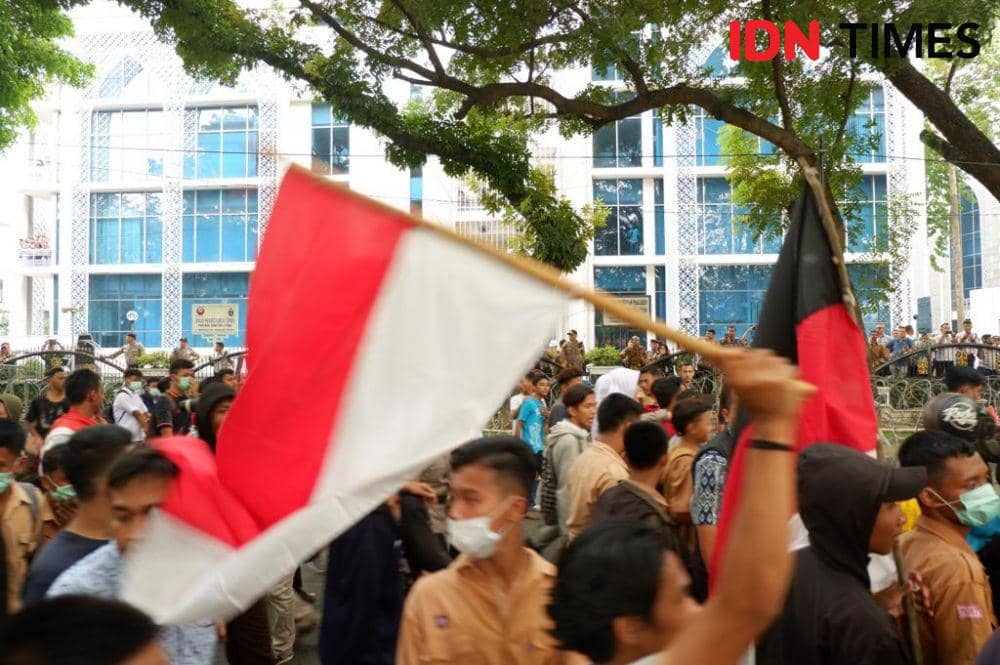 Lempari Batu, Pelajar Bikin Ricuh saat Demo Mahasiswa di DPRD Sumut