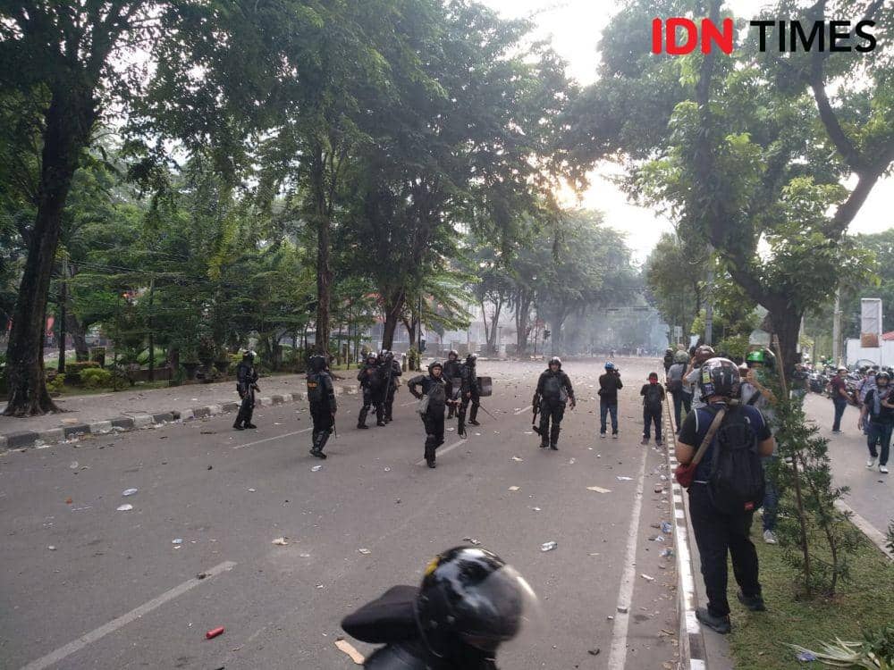 Polisi Pukul Mundur Massa Pelajar Sampai ke Depan Paladium Mall Medan