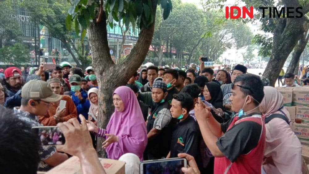 Relawan Emak-emak Bantu Konsumsi Pelajar yang Demo di DPRD Sumut
