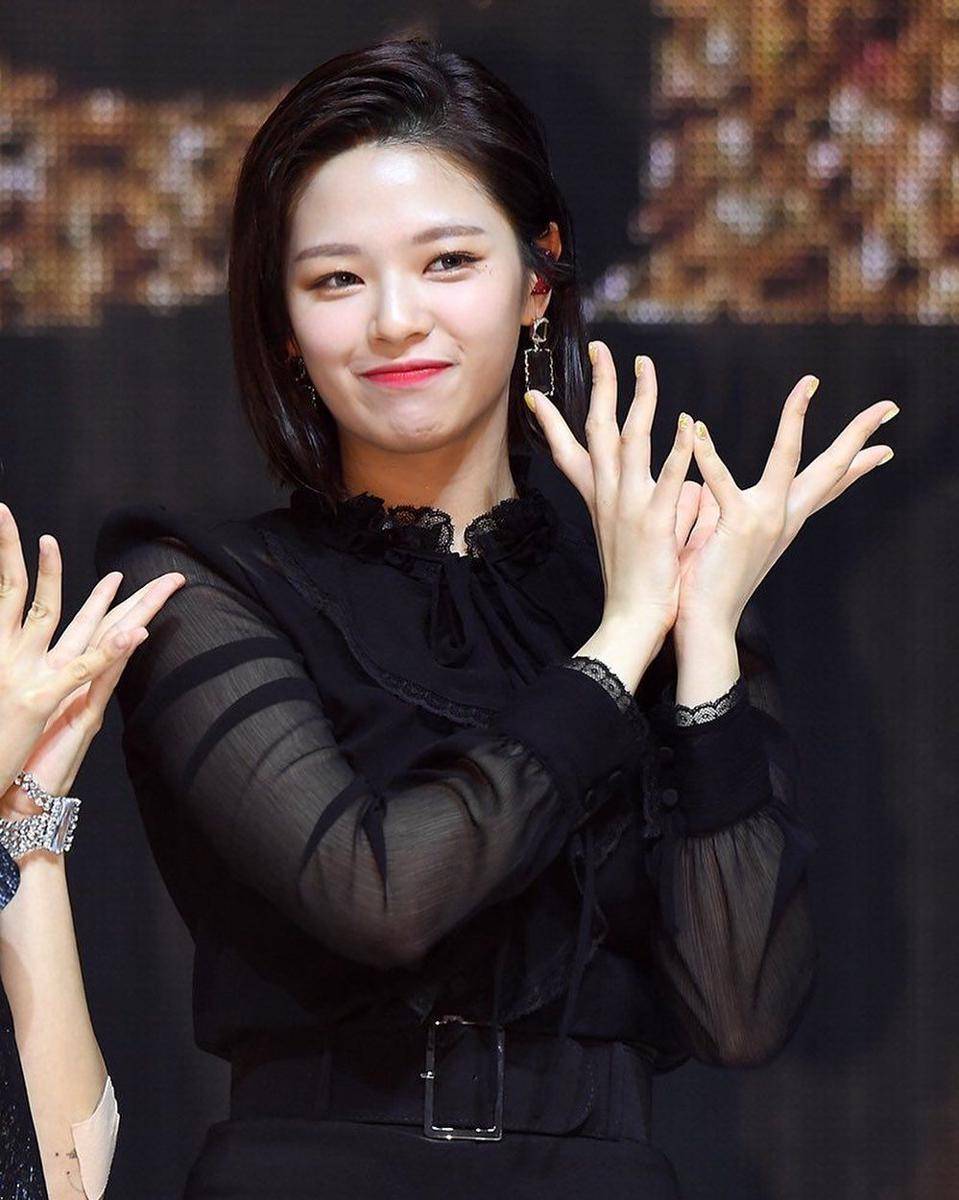 Instagram.com/jeongyeon.00