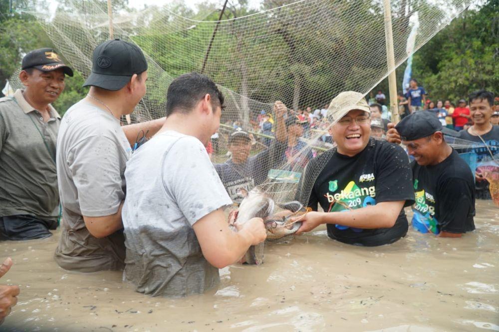 Bekarang Nangkul Iwak, Bupati Muba & Wakil Nyebur ke Danau Siarak