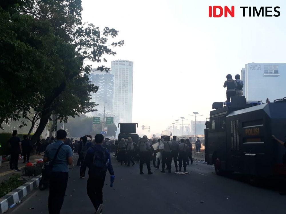 Dilempari Batu Oleh Massa, Polisi Tembakan Gas Air Mata