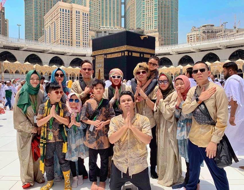 https://www.instagram.com/thariqhalilintar/