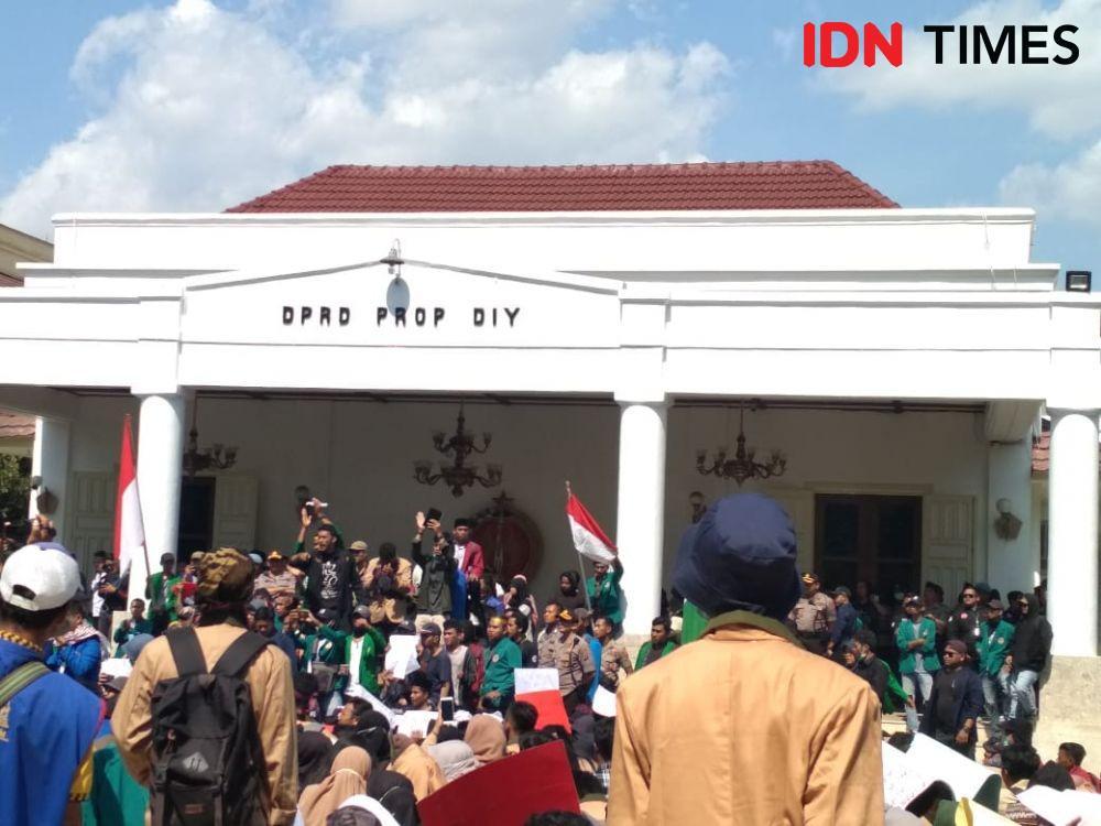 Mahasiswa Sweeping Kantor DPRD, Desak Anggota Dewan Keluar