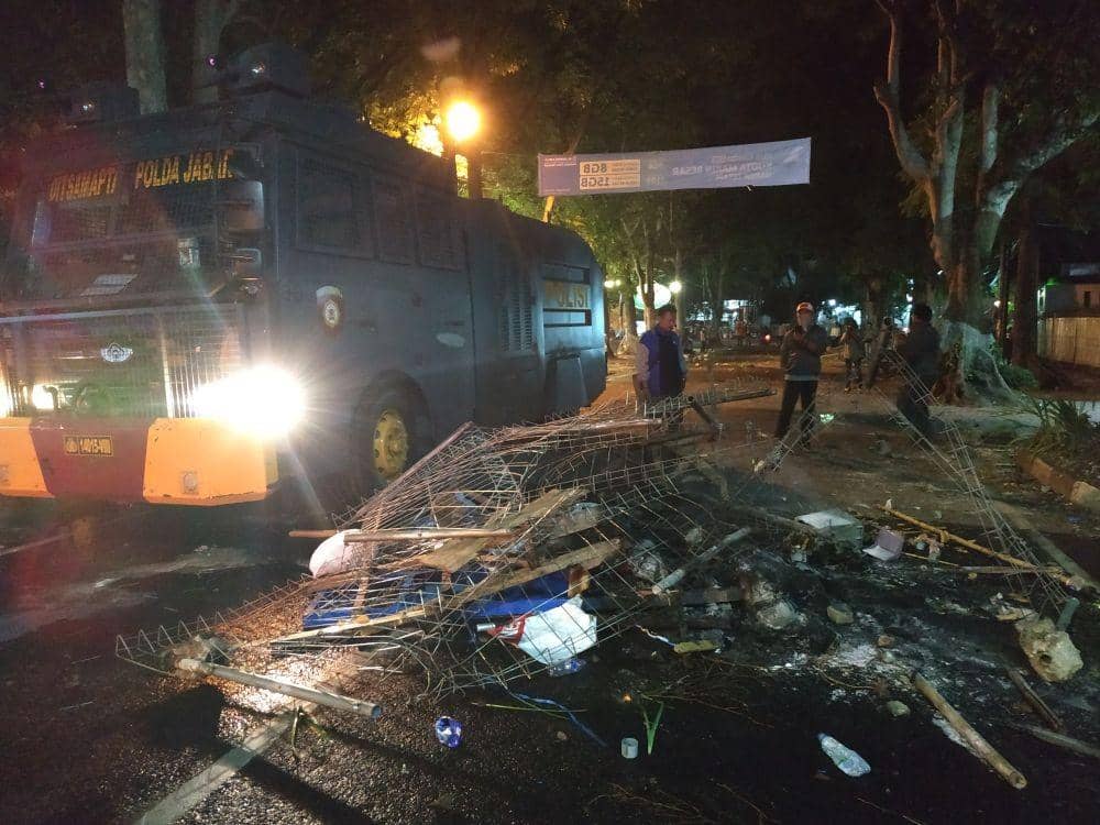 Dampak Bentrok Massa di Bandung, Toko Tutup dan Pekerja Terjebak