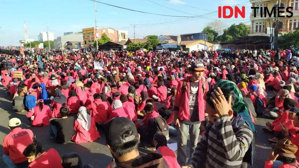 Demo hingga Petang, Mahasiswa Ngotot Ingin Duduki DPRD Sulsel