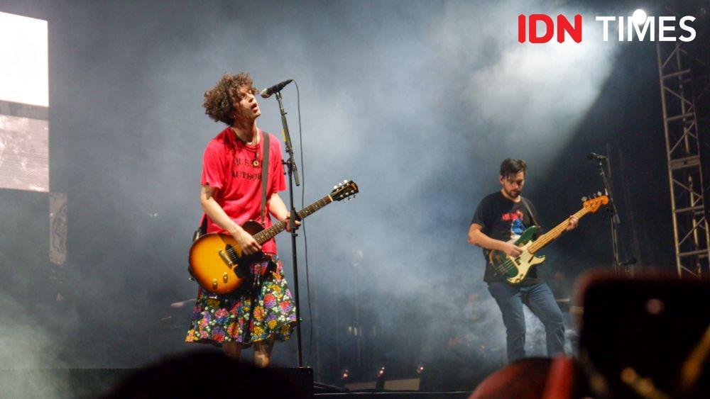 Dibuka oleh Barasuara, 10 Potret Keseruan Konser The 1975 di Jakarta
