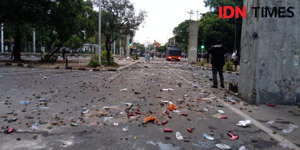 Pukul Mundur Massa di Sekitar Stasiun Palmerah, Polisi: Segera Pulang!