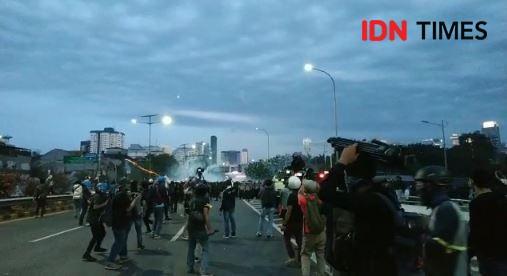 Azan Maghrib Usai, Massa Kembali Lempari Aparat dengan Batu