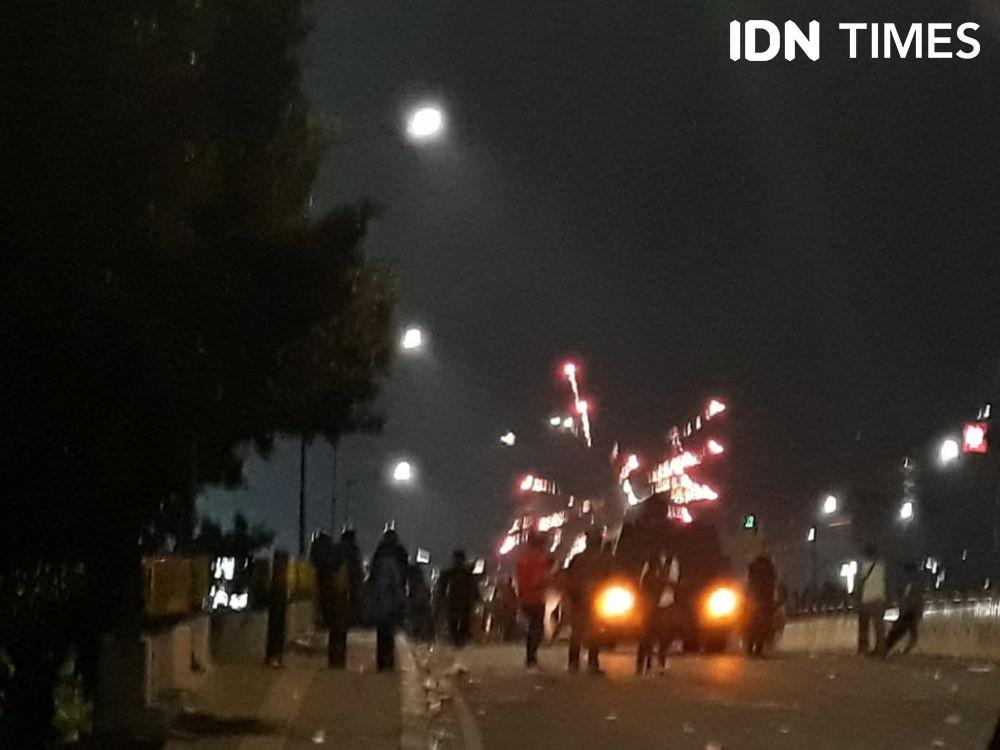 Situasi Tegang, Flyover Slipi Hujan Kembang Api