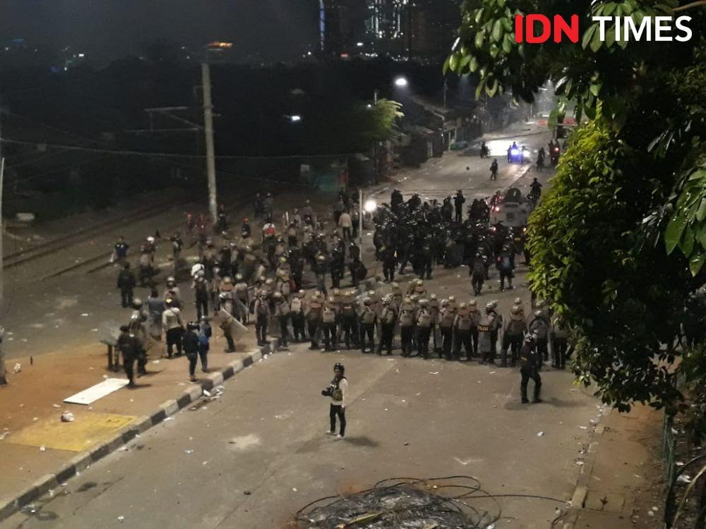 [FOTO] Makin Malam, Ricuh Demonstrasi di Sekitar DPR Semakin Sengit