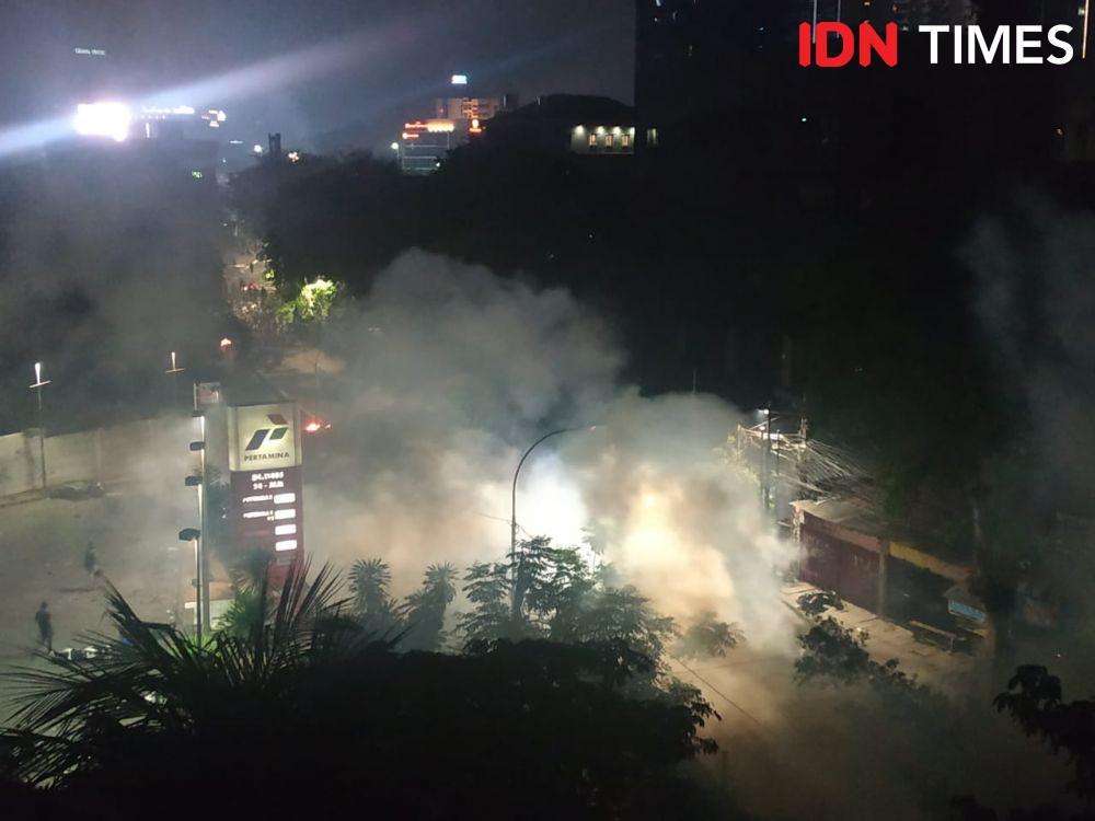 Massa Beringas di Palmerah, Serang Aparat dengan Batu dan Molotov