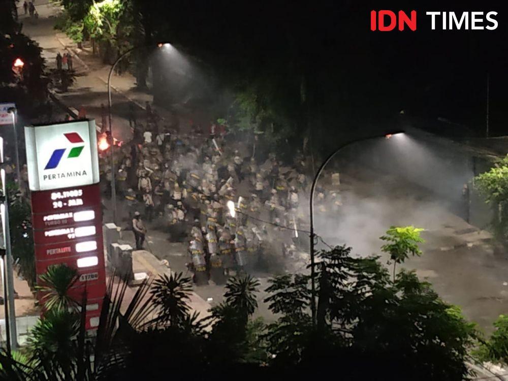 Massa Mengamuk, Pasukan Dalmas Turun Tangan Adang Jalan Palmerah Utara