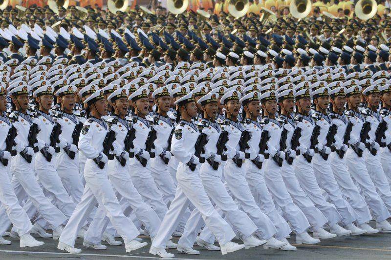 Prajurit Tentara Pembebasan Rakyat (PLA) berbaris dalam formasi melewati Lapangan Tiananmen saat latihan sebelum parade militer memperingati 70 tahun berdirinya Republik Rakyat Tiongkok di Beijing pada 1 Oktober 2019. ANTARA FOTO/REUTERS/Jason Lee