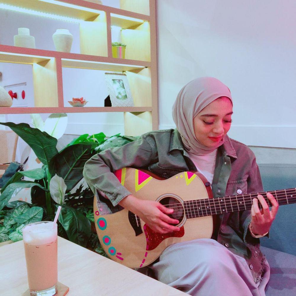 Berusia 30 Tahun, Ini 9 Potret Chiki Fawzi yang Tetap Manis dan Imut